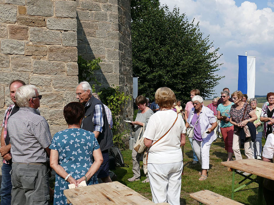 Nachfeier des Mährisch-Neustädter Wachsstockfestes an der Weingartenkapelle (Foto: Karl-Franz Thiede)